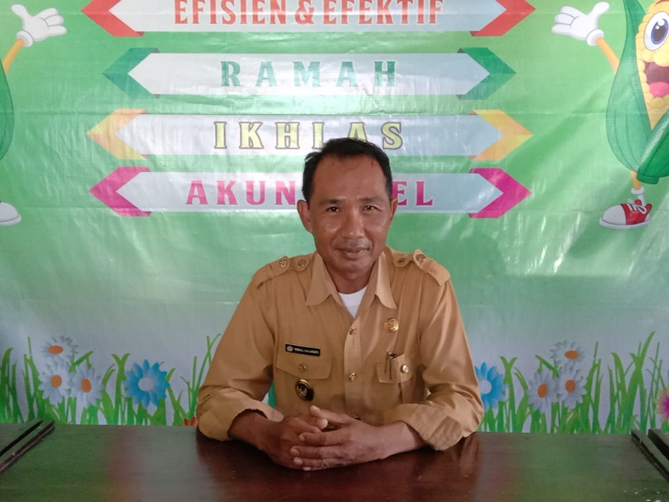 Kepala Desa Apitalawu Kecamatan Paguyaman Pantai Ismail Hajarati.(F:GPD)