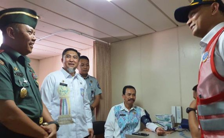 Penjabat Sekdaprov Gorontalo didampingi Danrem 133/NWB saat meninjau pelayanan kesehatan yang sudah dimiliki oleh Kapal   Perintis Pangkalan Gorontalo.(Foto &ndash; Fadil)