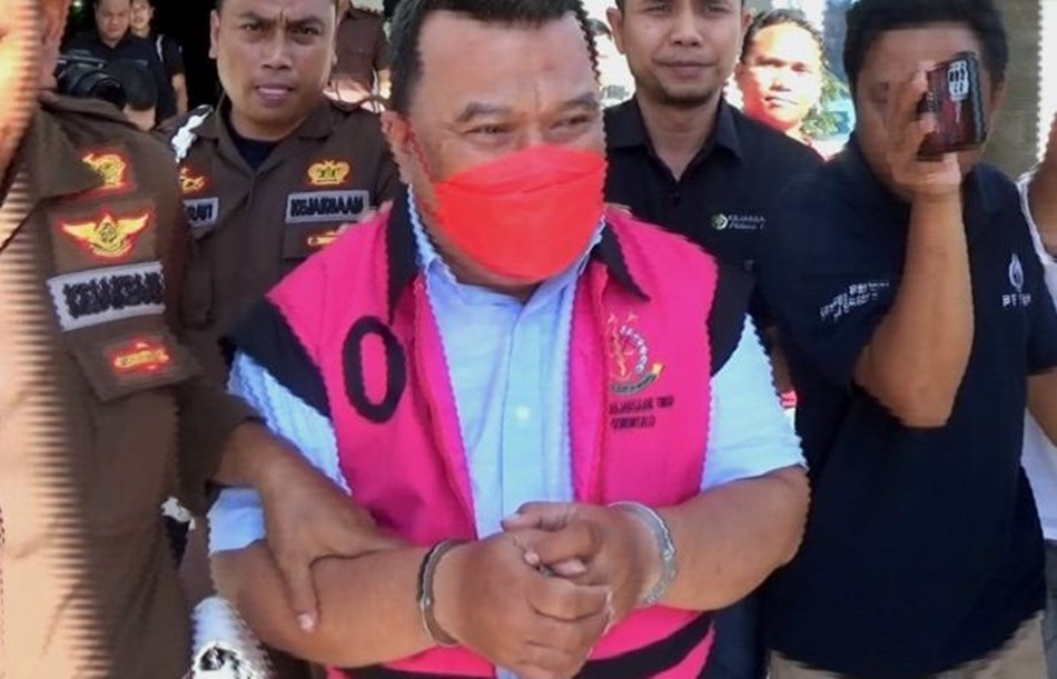 Eks Direktur PDAM Tirta Bulango, Bone Bolango, Yusar Laya usai ditetapkan sebagai tersangka kasus tindak pidana korupsi oleh Kejati Gorontalo. Foto: Penkum)