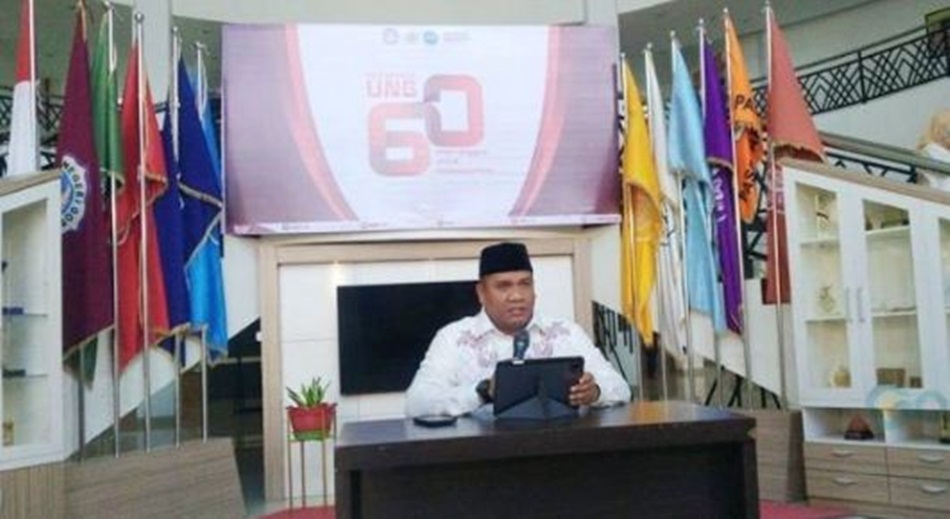 Rektor UNG, Eduart Wolok memberikan keterangan pers terkait kebijakan mahasiswa lulus tanpa skrispsi (hms UNG)