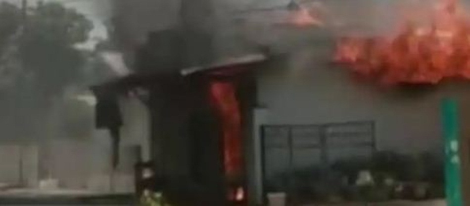 Screenshot video warga saat rumah caleg di Gorontalo terbakar, (foto Istimewa)