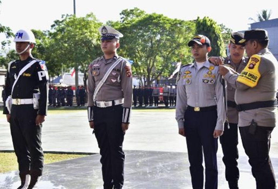 Kapolda Gorontalo Irjen Pol Angesta Romano Yoyol saat menyematkan PIN kepada petugas pelaksana Operasi Kepolisian Zebra   Otanaha tahun 2023 yang akan berlangsung 4-17 September 2023. (F: Nova/hmspol)
