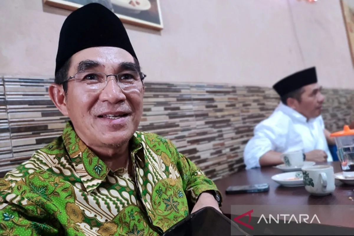 Ketua Mahkamah Konstitusi periode 2013-2015 Hamdan Zoelva menjawab pertanyaan wartawan di Makassar, Sulawesi Selatan, Sabtu (24/6/2023). ANTARA/Darwin Fatir/aa.