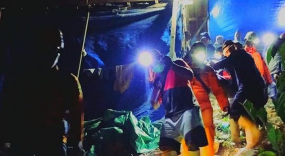 Suasana evakuasi Tim Basarnas terhadap jenazah korban  penambang di Desa Tulabolo, Kecamatan Suwawa Timur, Kabupaten Bone Bolango(F:Basarnas).