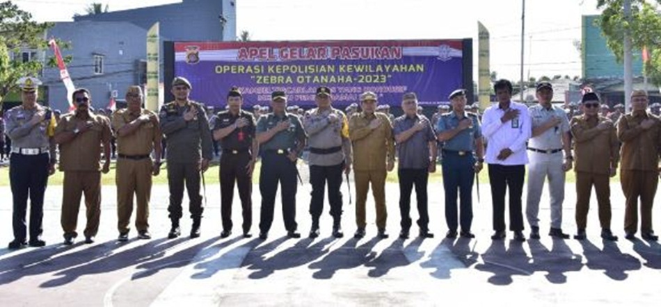 Penjabat Gubernur Gorontalo Ismail Pakaya, Kapolda Gorontalo, Danrem 133 NWB, Wali Kota Gorontalo, serta unsur Forkopimda lainnya, usai mengikuti Apel Gelar Pasukan Zebra Otanaha tahun 2023 (F:nova)