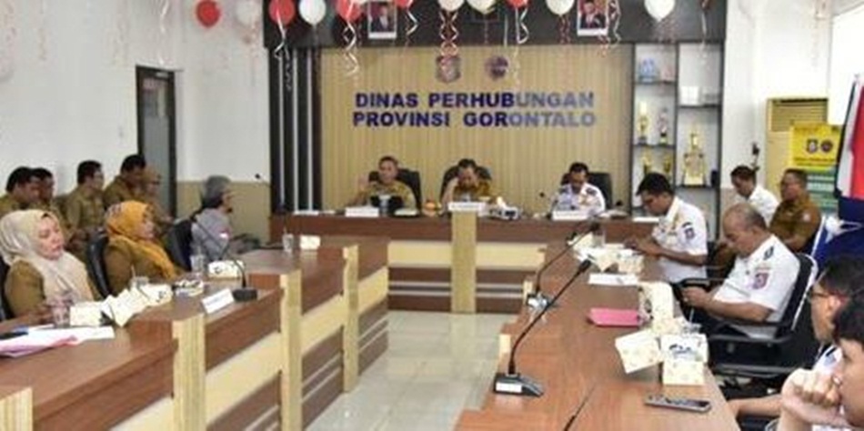 Penjabat Gubernur Gorontalo Ismail Pakaya saat memimpin rapat konsolidasi bersama Dinas Perhubungan serta Dinas Komunikasi Informatika dan Statistik Provinsi Gorontalo,(Fikri)