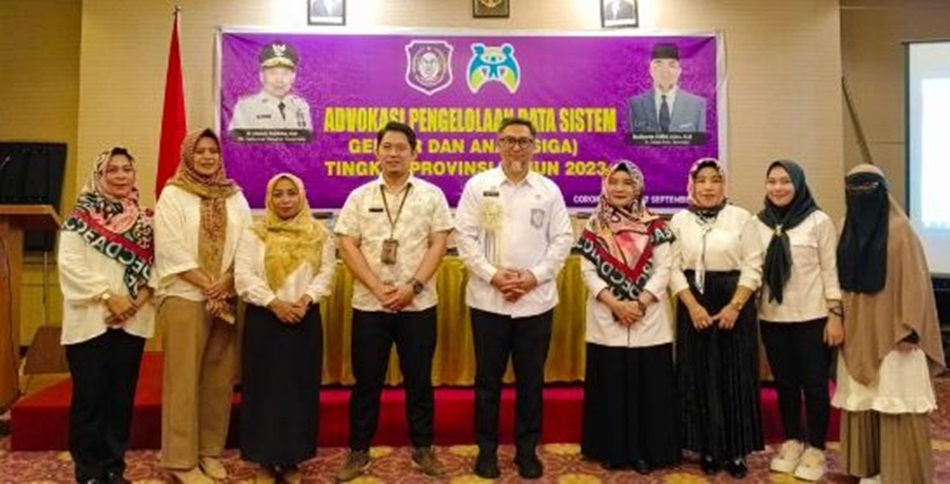 Foto bersama Penjabat Sek Provinsi Gorontalo Budiyanto Sidiki dan Jajaran Dinas Pemberdayaan Perempuan dan Anak (Winda)  Perlindungan Anak Provinsi Gorontalo pada kegiatan Advokasi Pengelolaan Data