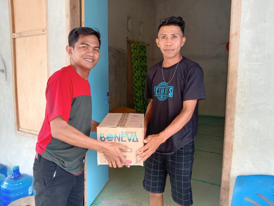 Pemuda Desa Hongayonaa saat menyalurkan bantuan kepada warga krisis air bersih (istimewa)