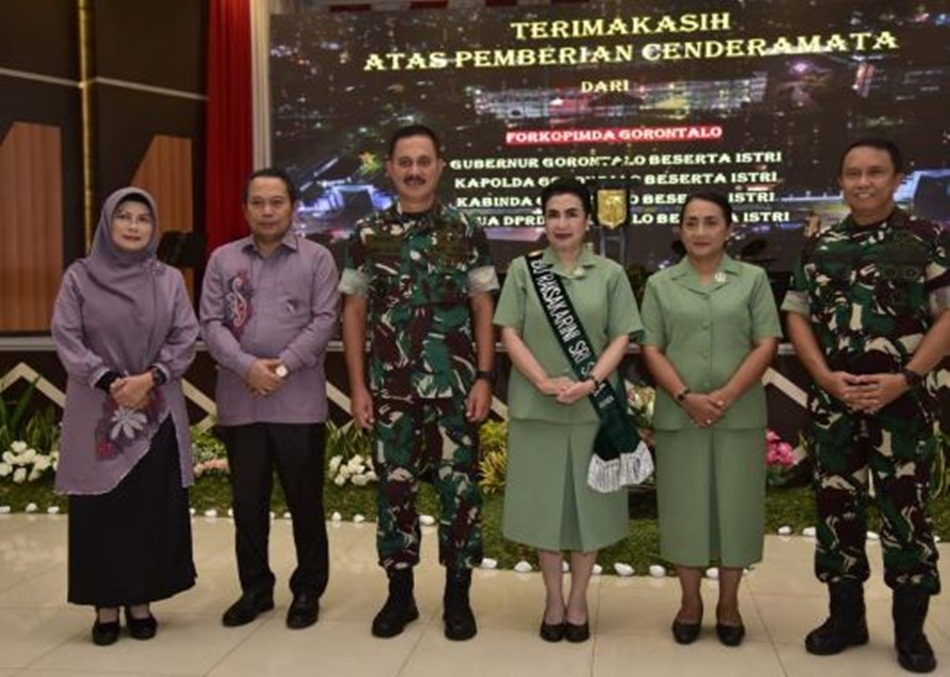 Penjagub Ismail bersama Letjen TNI Alfret Denny Tuejeh dan Pangdam XIII Merdeka yang baru Mayjen TNI Robertus Legowo   Jatmiko didampingi istri masing-masing. (Foto &ndash; Alfred)