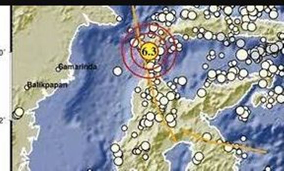 Gempa yang terjadi sekitar pukul 21.43 WIB itu, membuat sebagian warga langsung keluar rumah (BMKG)