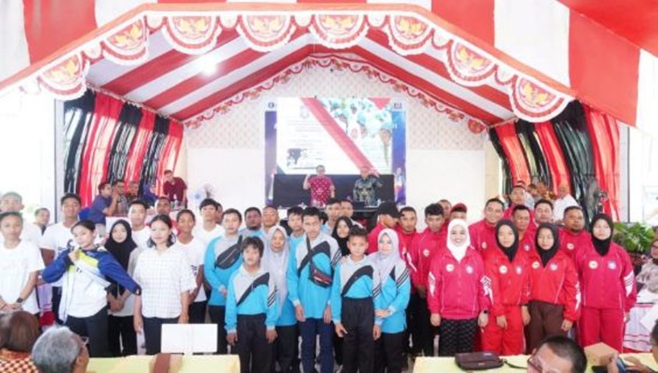 Penjagub Ismail didampingi Kepala Dinas Pendidikan Provinsi Gorontalo, berfoto bersama dengan seluruh siswa siswi SMA/SMK/SLB peserta O2SN, di Aula SMA Negeri 3 Gorontalo (F:Valen)