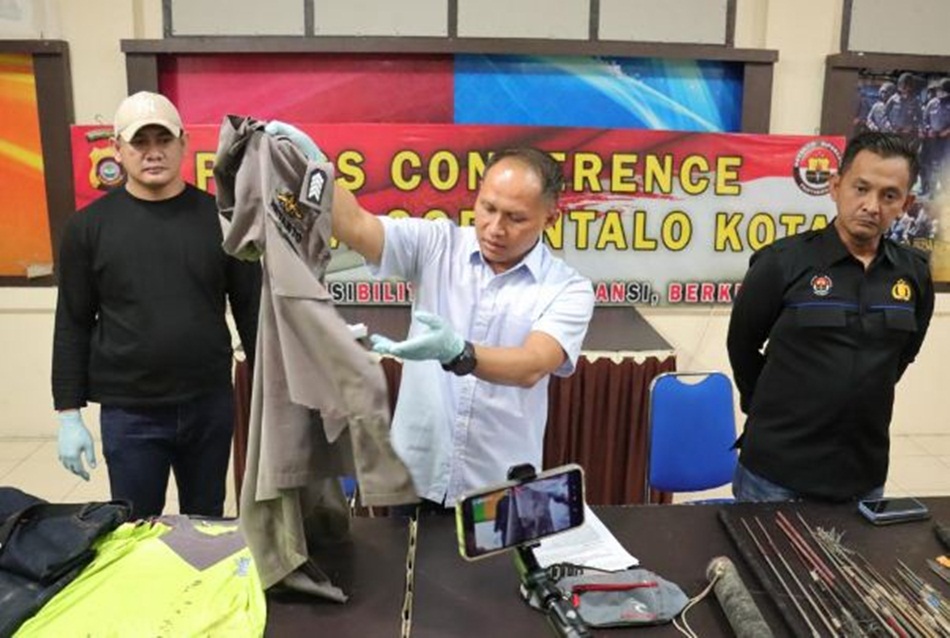 Kapolresta KBP  Ade Permana yang didampingi Kabid Humas Kombespol Desmont Harjendro,A.P.,SIK, MT dan Kasat Reskrim Kompol Leonardo Widharta, memperlihatkan barang bukti saat press conference (hmsp)