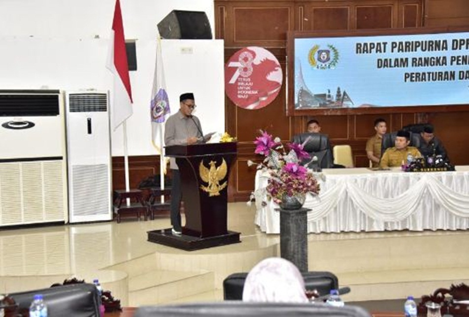Adnan Entengo, selaku Ketua Badan Pembentukan Peraturan Daerah (Bapemperda) DPRD saat membacakan program pembentukan  Perda tahun 2024, yang telah disepakati oleh DPRD Provinsi (Kmfo)