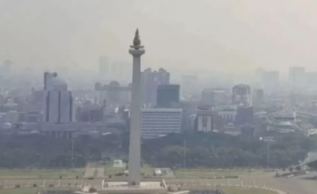 Monas dengan latar Jakarta yang berpolusi, Rabu (16/8/2023). (ANTARA/Mecca Yumna NP)