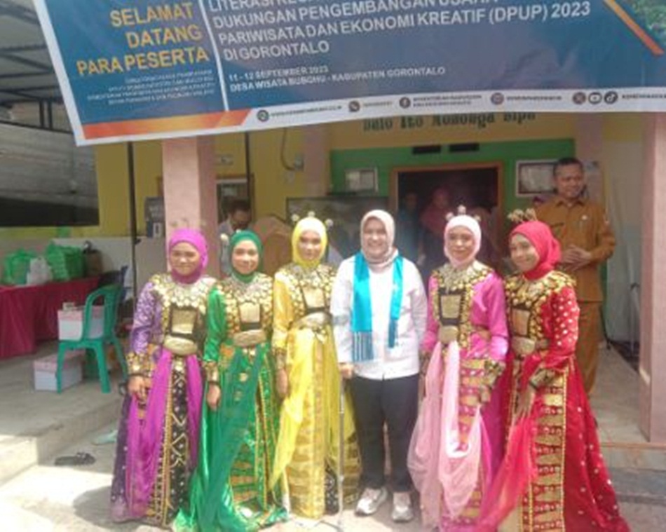 Deputi Bidang Industri dan Investasi Rizki Handayani  dalam Kegiatan Literasi Keuangan Sekaligus Penyerahan secara simbolis   Bantuan Dana Dukungan Pengembangan Usaha Pariwisata dan Ekonomi Kreatif