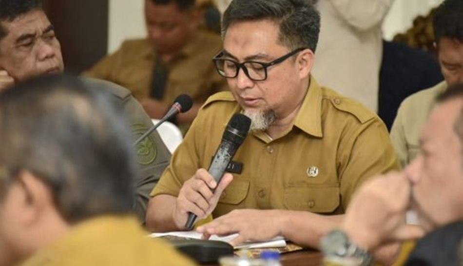 Penjabat Sekretaris Daerah Provinsi Gorontalo Budiyanto Sidiki saat menyampaikan laporan kondisi kekeringan di Gorontalo pada Rapat Forkopimda diperluas yang berlangsung di Aula Rudis Gubernur, (hms)
