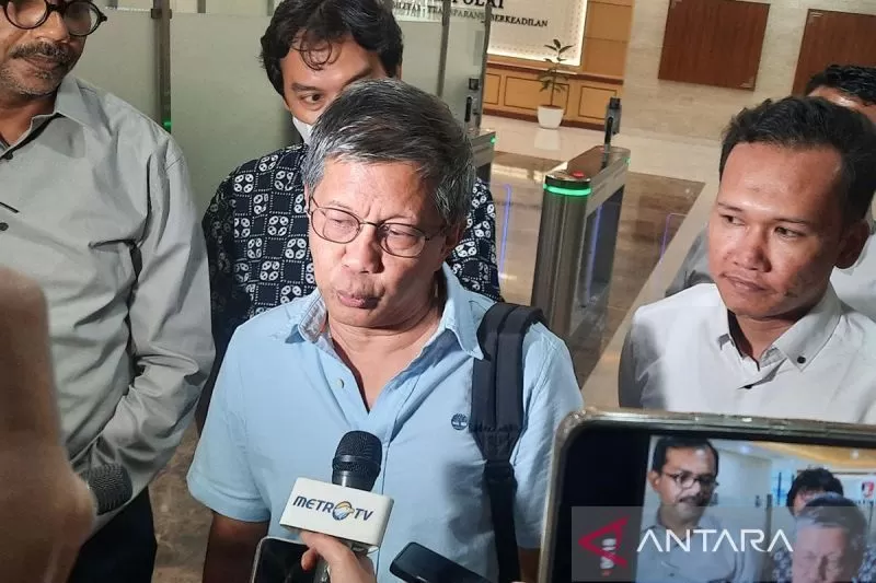 Rocky Gerung saat memberikan keterangan usai menjalani pemeriksaan terkait penyelidikan dugaan kasus berita bohong di Bareskrim Polri, Mabes Polri, Jakarta, Rabu (6/9/2023). (ANTARA)