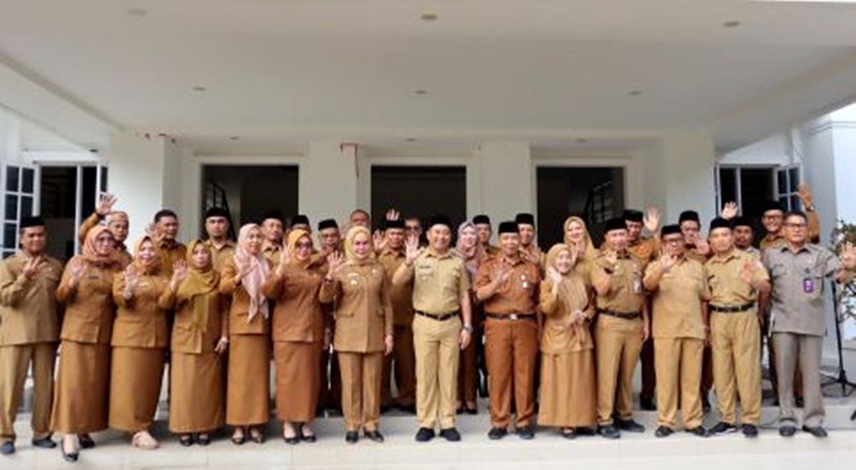 Bupati Hamim Pou saat bersama Wabup Merlan S. Uloli dan pimpinan OPD usai memimpin dan memberikan arahan di hadapan jajaran ASN pada apel kerja di halaman Kantor Bupati. (F.AKP/Diskominfo)