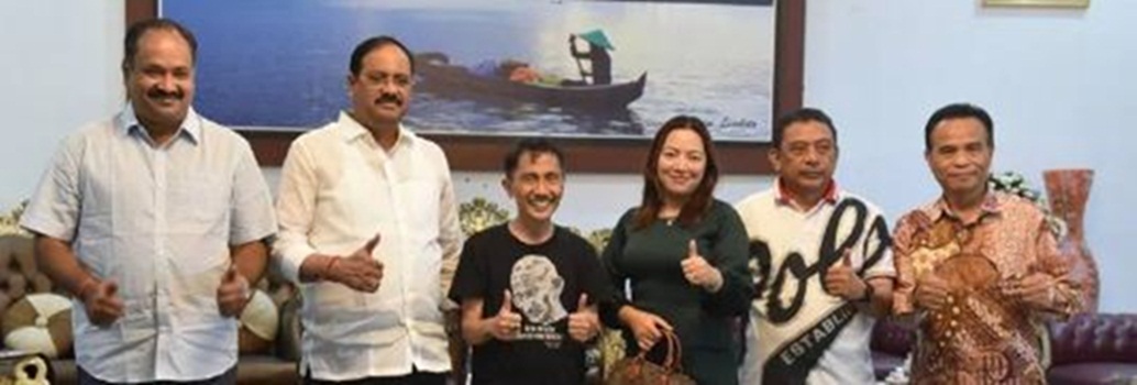 Bupati Gorontalo Nelson Pomalingo bersama investor dari India yang akan membangun pabri kelapa (foto hms).