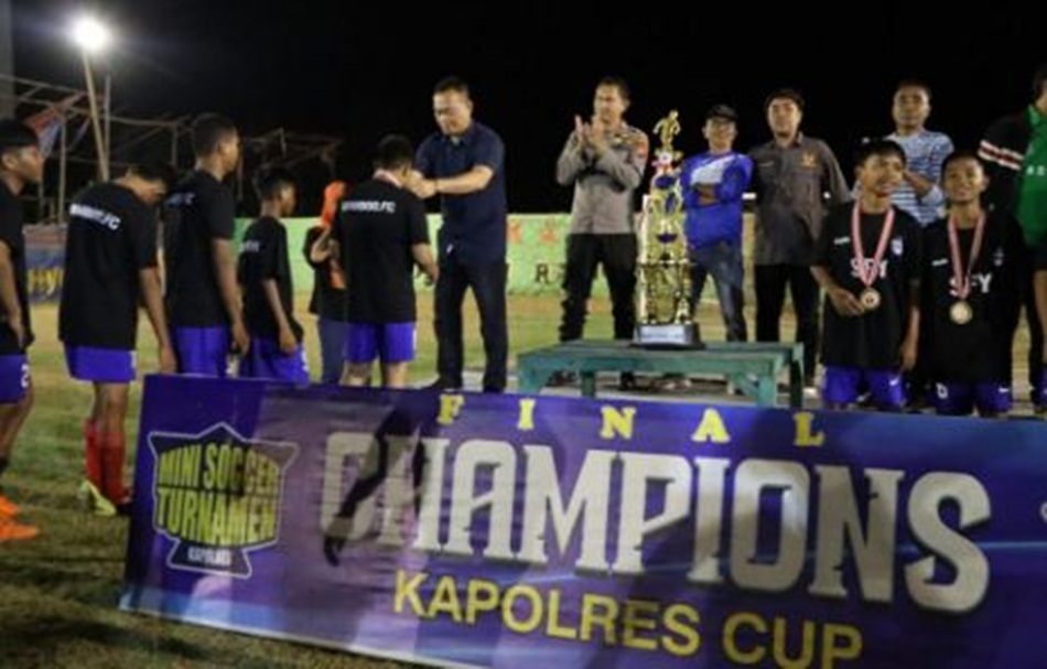 Kapolres Bone Bolango Tutup Turnament Sepakbola Kapolres CUP 2023 di Tilong Kabila(F:hms-pol)