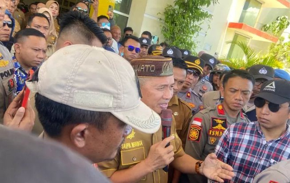 Bupati Pohuwato, Saipul Mbuinga (coklat) saat menerima masa aksi penambang yang tergabung dalam MPRP. (Istimewa)