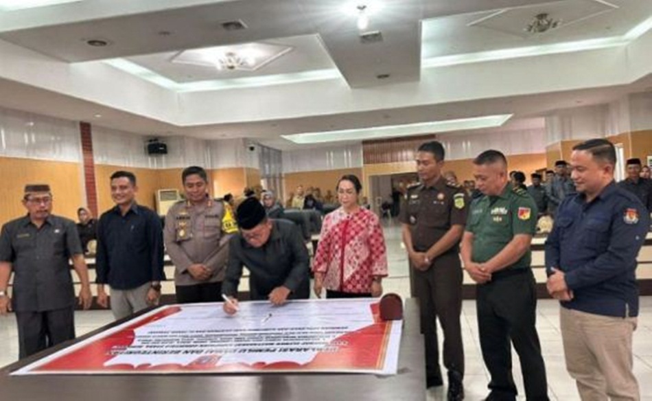 Bupati Gorontalo Utara Thariq Modanggu, Ketua DPRD Deisy Sandra Maryana Datau, unsur Forkopimda, penyelenggara pemilu dan partai politik menandatangani deklarasi damai dan berintegritas  (F:kominfo)