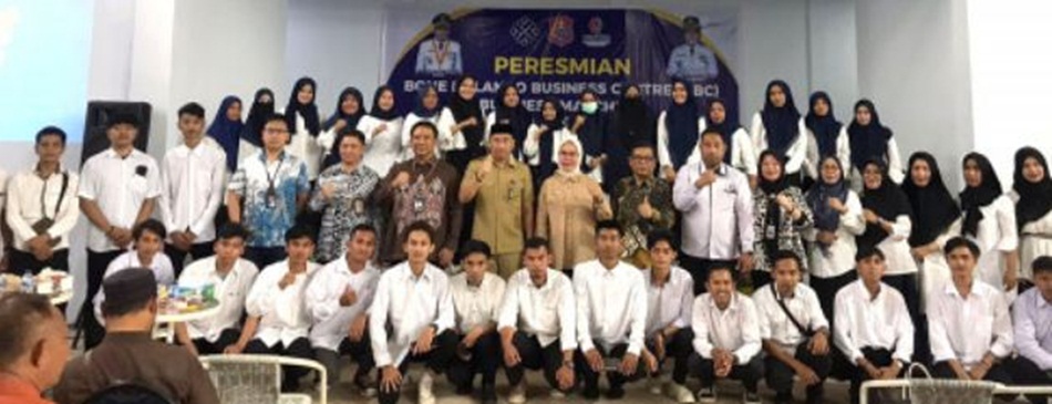 Bupati Hamim Pou dan Wabup Merlan S. Uloli saat hadir dan meresmikan pemanfaatan Bonebol Business Center and Workspace yang terletak di samping Kantor Kecamatan Kabila. (F. Amalia/Diskominfo)
