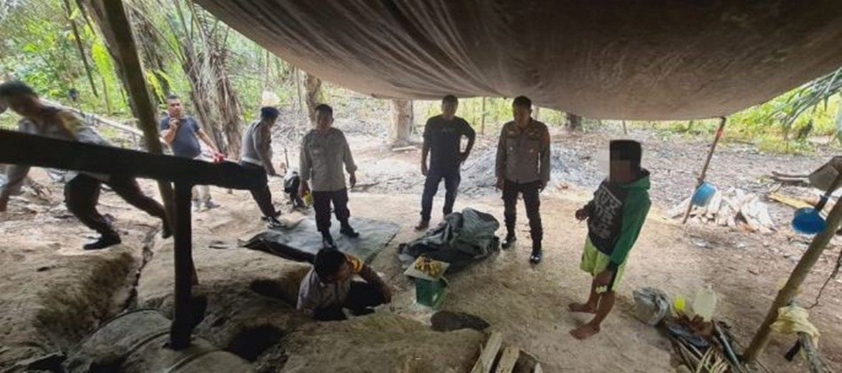 Kapolsek Tilong Kabila Pimpin Patroli KRYD di Lokasi Penyulingan Miras Jenis Cap Tikus di desa Tunggulo Kecamatan Tilongkabila (hms-pol)
