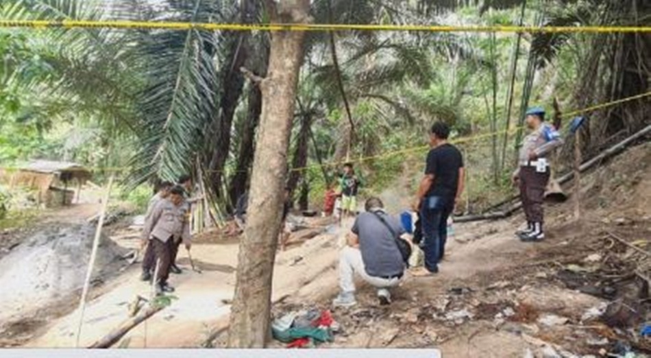 Selain mengamankan barang bukti, juga dilakukan pemasangan tanda garis polisi di lokasi tersebut (hms-pol)