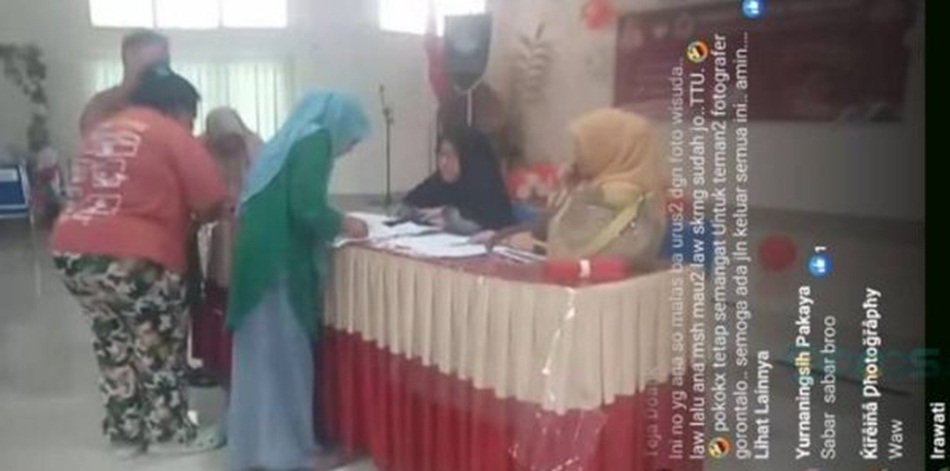 Tayangan video langsung oleh akun Facebook Herdy Herdy yang memprotes dugaan pemerasan terhadap fotografer oleh DWP UNG (screeshoot video)