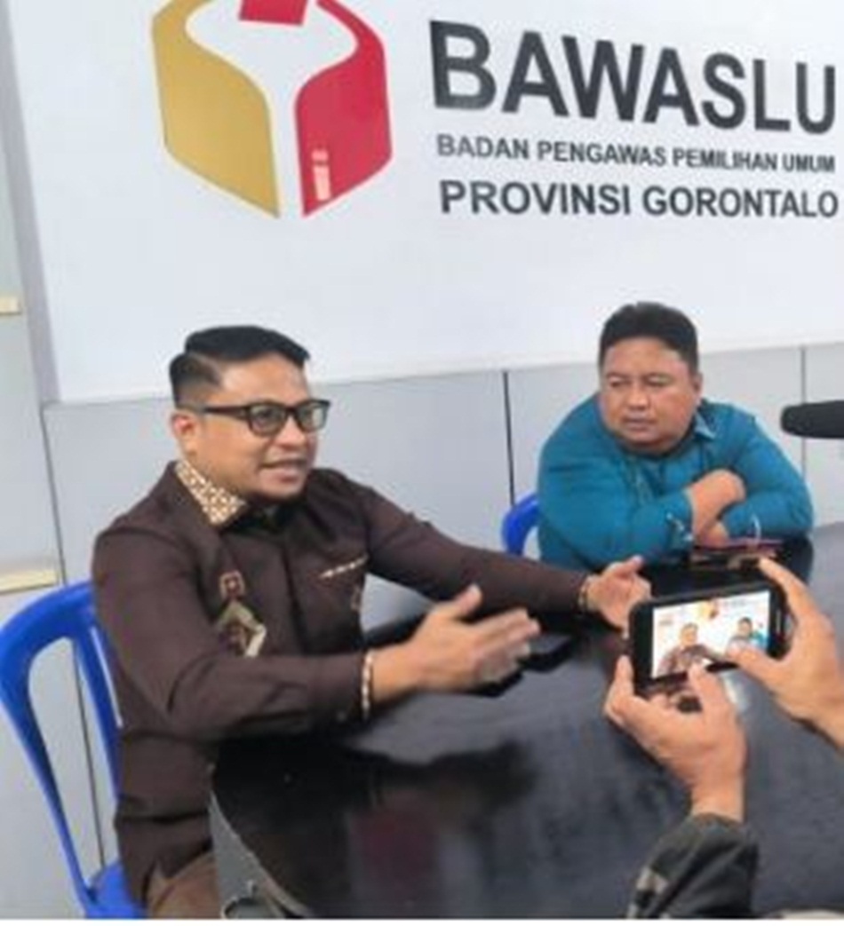Bawaslu saat diidatangi media nasional terkait Baliho Peserta Pemilu (hms Bawaslu).