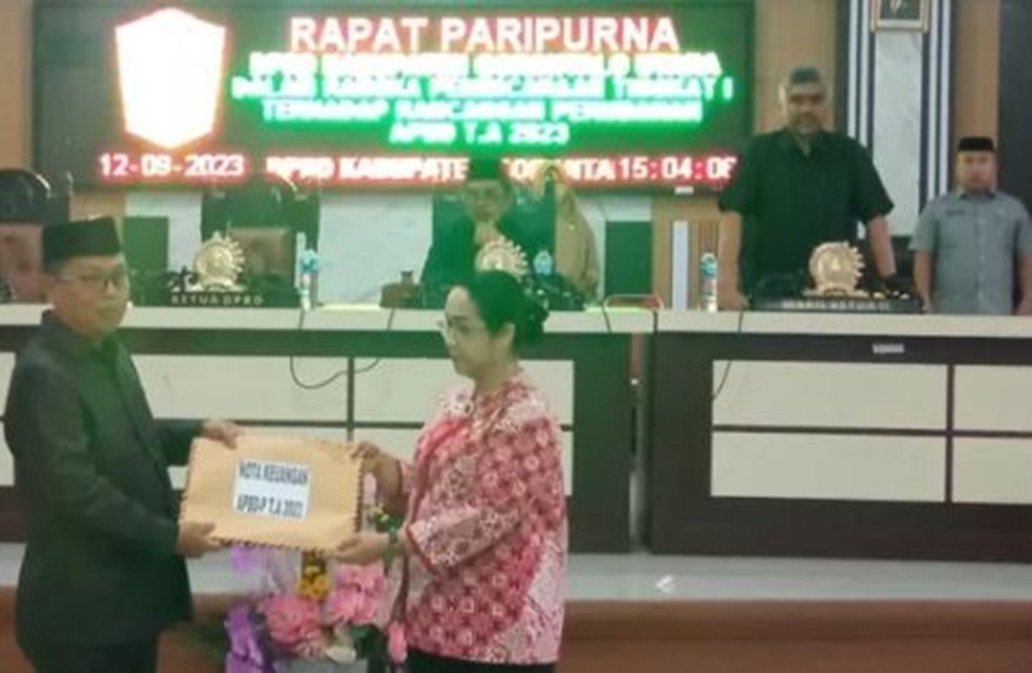 Bupati Gorontalo Utara, Thariq Modanggu, saat menyerahkan dokumen peruahan APBD Tahun 2023 kepada Ketua DPRD.(F:hms-kmfo)