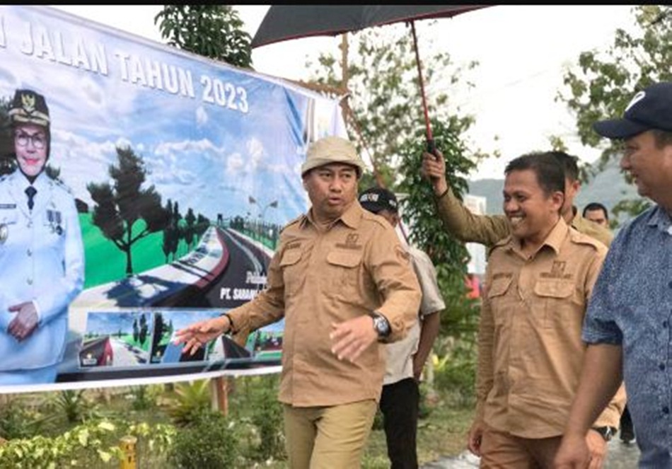 Bupati Hamim Pou mencanangkan pekerjaan jalan untuk ruas Moutong, Tunggulo, dan Kawasan Center Point, (F.Amalia/Diskominfo)