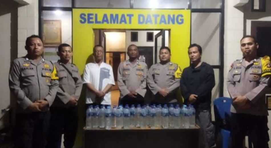 Jajaran Polsek Limboto bersama barang bukti minuman beralkohol jenis cap tikus.(hms-pol)