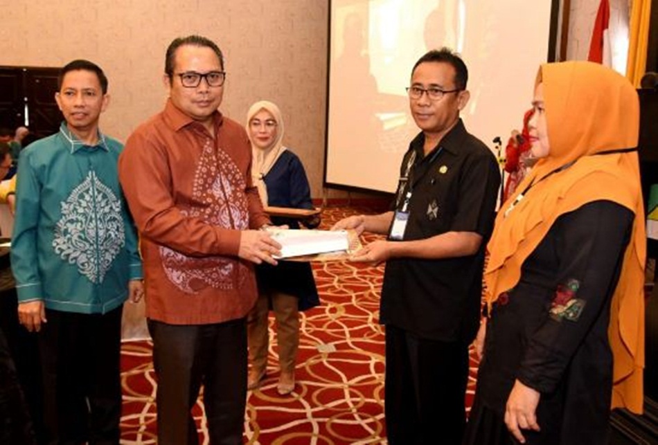 Penjagub Gorontalo Ismail Pakaya menyerahkan penghargaan kepada Dinas Kesehatan dan Puskesmas yang berhasil melakukan penginputan E-PPGM 100 persen pada pembukaan Training Strategic Leadership dan STL