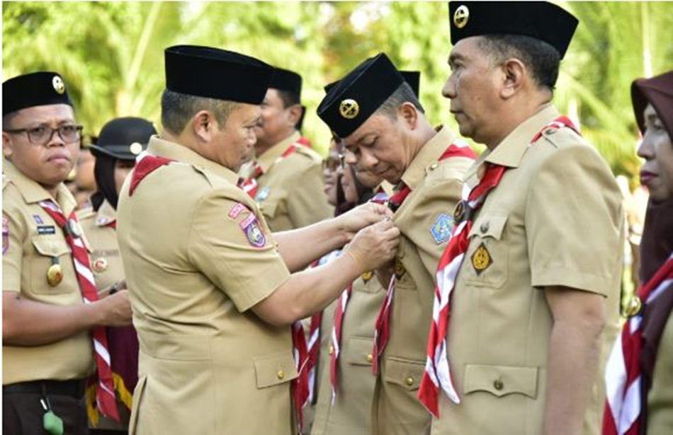 Penyerahan satyalencana oleh Penjabat Gubernur Gorontalo Ismail Pakaya pada apel besar hari pramuka ke-62 Gerakan Pramuka Gorontalo tahun 2023 di Halaman Kantor Bupati Gorontalo.(Fikri)