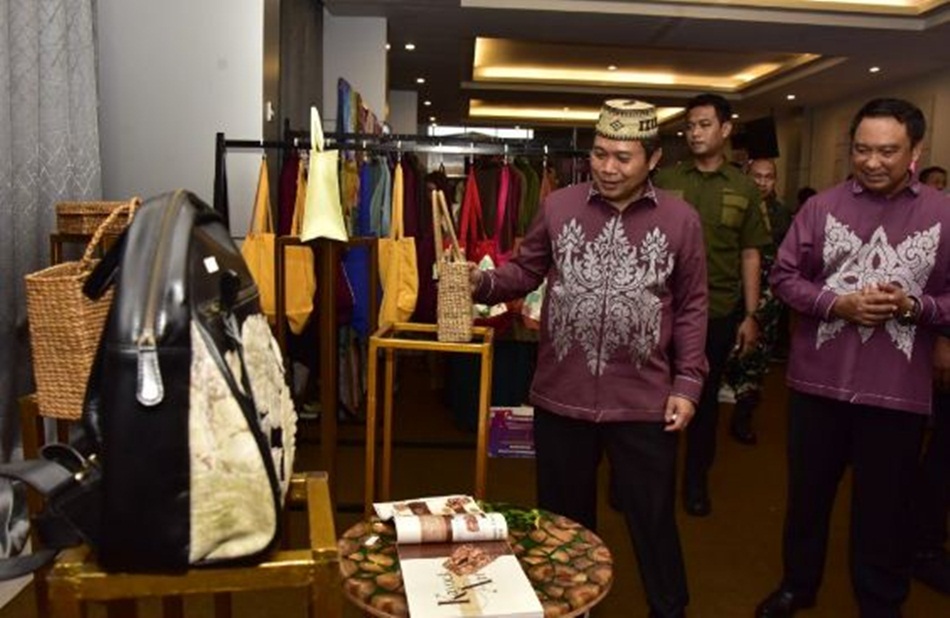 Penjagub Ismail Pakaya didampingi Kepala perwakilan Bank Indonesia Gorontalo saat meninjau produk UMKM yang ditampilkan   dalam Gernas BBI-BBWI tingkat Provinsi Gorontalo. (Foto &ndash; Nova)