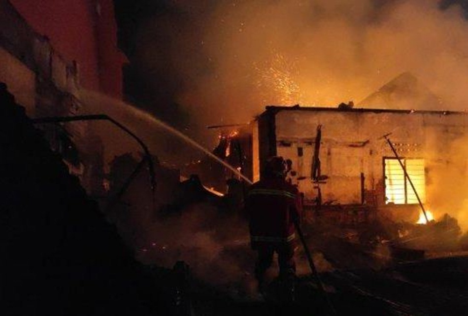 Rumah makan aneka mie ayam bakso 99 SoloGorontalo  dan toko gorden di jalan Agus salim ludes terbakar (F::istimewa)
