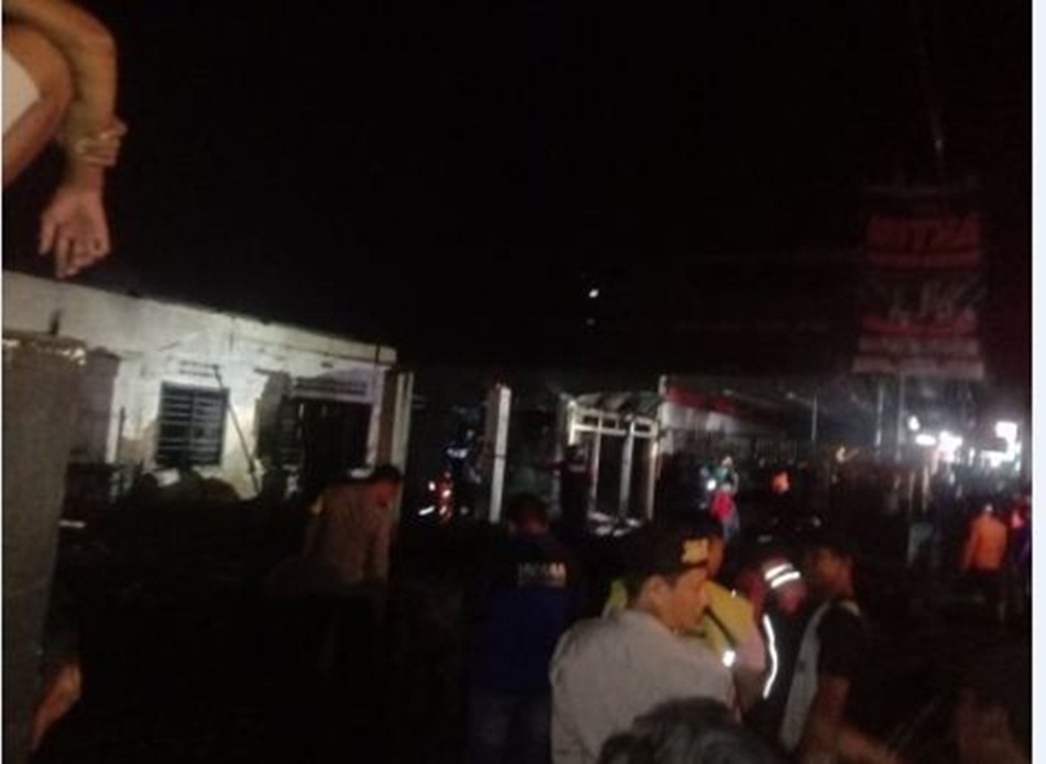 aparat kepolisian mengamnkan lokasi kejadian kebakaran yang menghanguskan rumah makan dan toko gorden (F;istimewa)