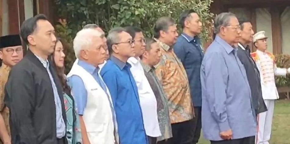 Prabowo menyambut hangat kehadiran SBY di Padepokan Garuda Yaksa Hambalang Bogor. Ketua Wantimpres Wiranto hadir dalam pertemuan itu. (ist)