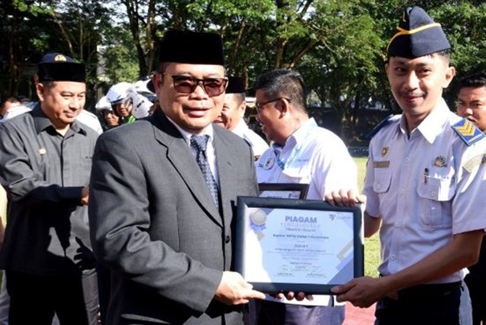Penjagub Ismail Pakaya memberikan penghargaan kepada ASN pada upacara Harhubnas di halaman kantor Bupati Bone Bolango, Senin (18/9/2023). (Foto : Haris)