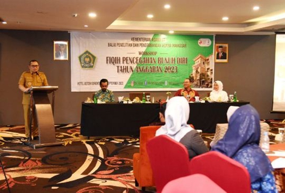 Penjagub Gorontalo Ismail Pakaya memberikan arahan pada workshop fikih pencegahan bunuh diri di Hotel Aston, Kota Gorontalo, Senin (18/9/2023). (Foto : Haris)