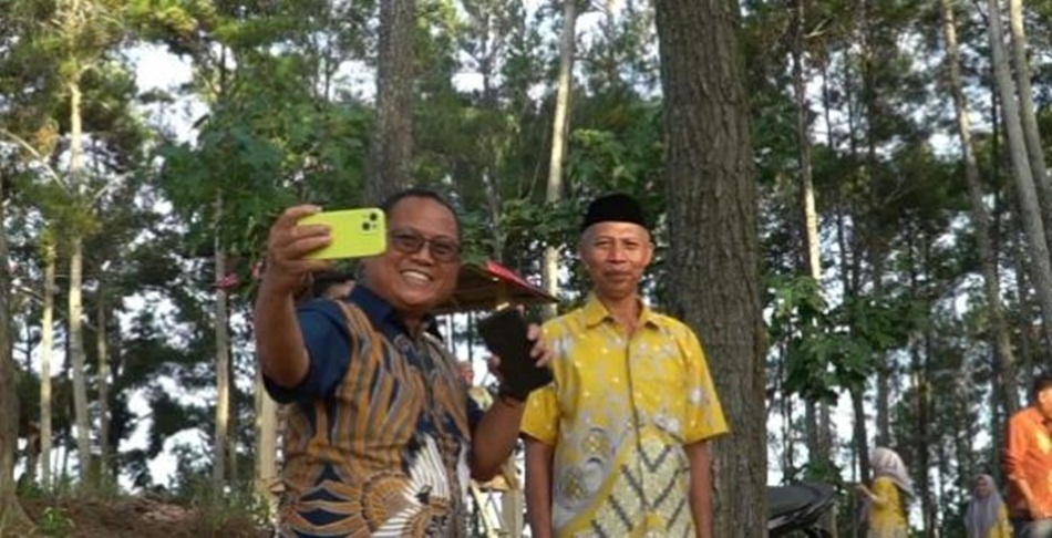 Bupati Gorontalo Utara Thariq Modanggu (kiri) didampingi Kepala Desa Botuwombato Kecamatan Kwandang, Mahmud Mulyadi,   perkenalkan kawasan Bukit Pinus ke publik(Kmfo)