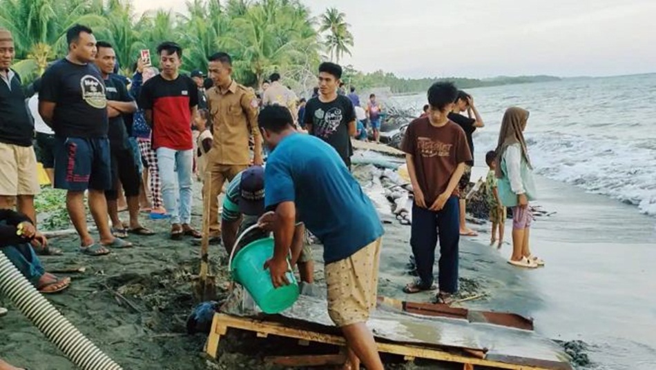 Warga ramai-ramai mendatangani Pantai Wisata Alumbango Pohuwato Gorontalo di Desa Buhu Jaya, Kecamatan Paguat, Kabupaten Pohuwato. (Dok. Istimewa)