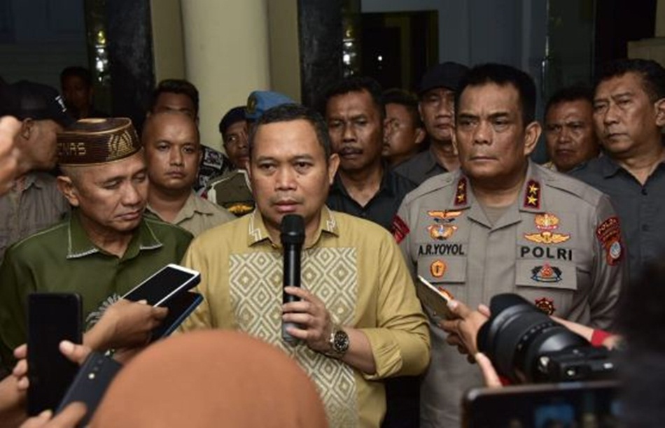 Penjagub Ismail Pakaya didampingi Kapolda Gorontalo, Bupati Pohuwato dan jajaran lainnya saat diwawancarai terkait pembakaran   Kantor Bupati Pohuwato, yang dilakukan oleh sejumlah orang (Foto &ndash; Isam)