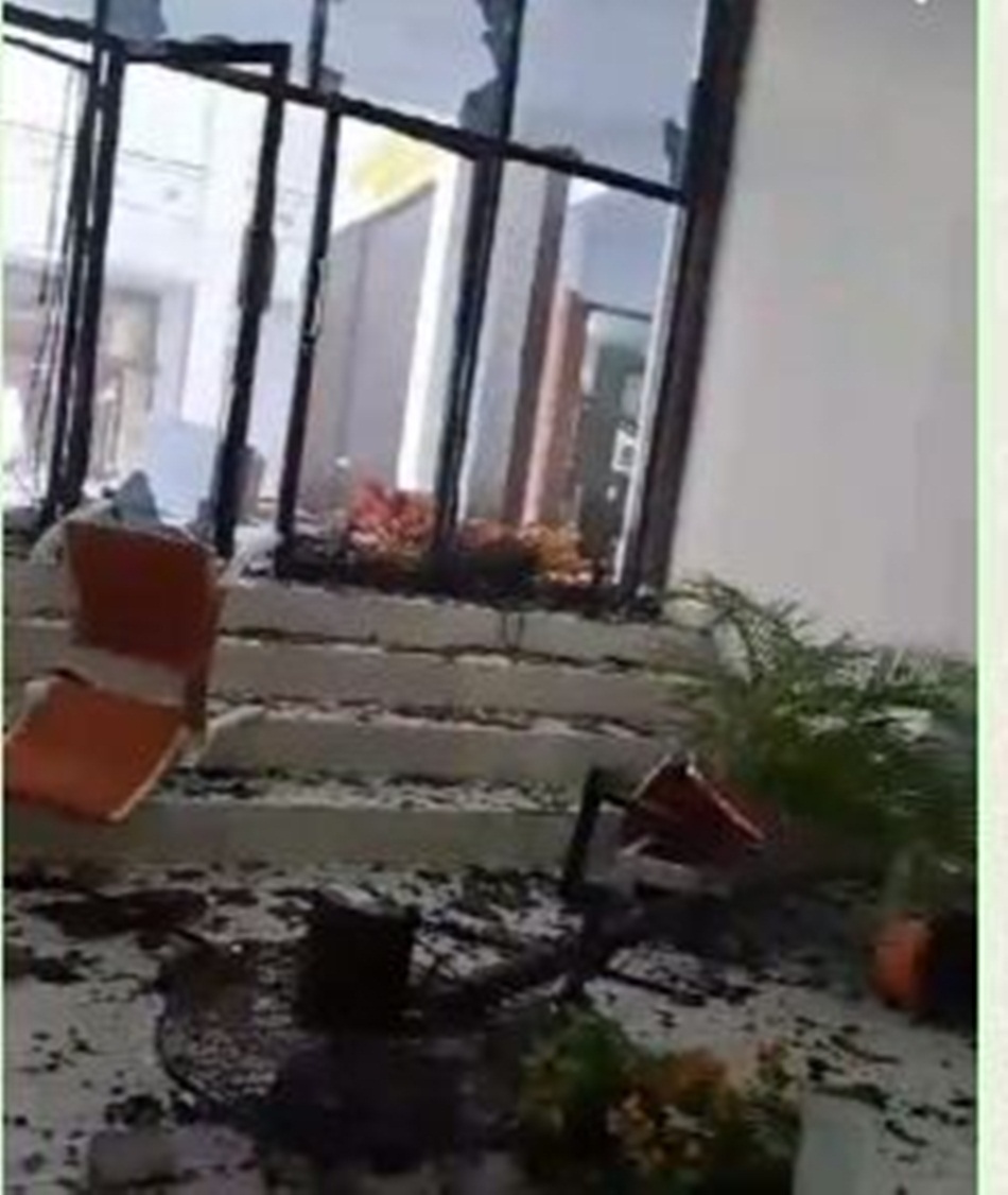 Situasi di Kantor DPRD Pohuwato yang dirusak aksi massa penambang lokal.(Ist)