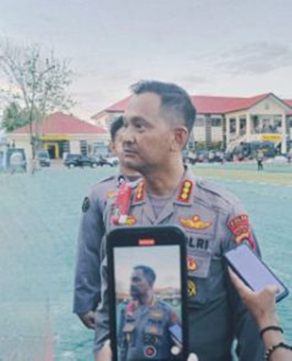 Kabid Humas Polda Gorontalo  Kombes Desmont Harjendro menjelaskan anggota Polisi yang luka-luka saat mengamankan demo (F:Ist)