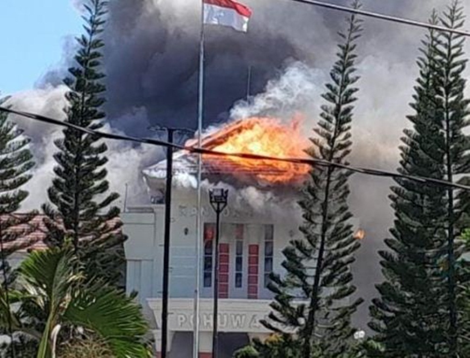 Kantor Bupati Pohuwato dibakar para demonstran yang menuntut ganti rugi lahan tambang. (Istimewa)