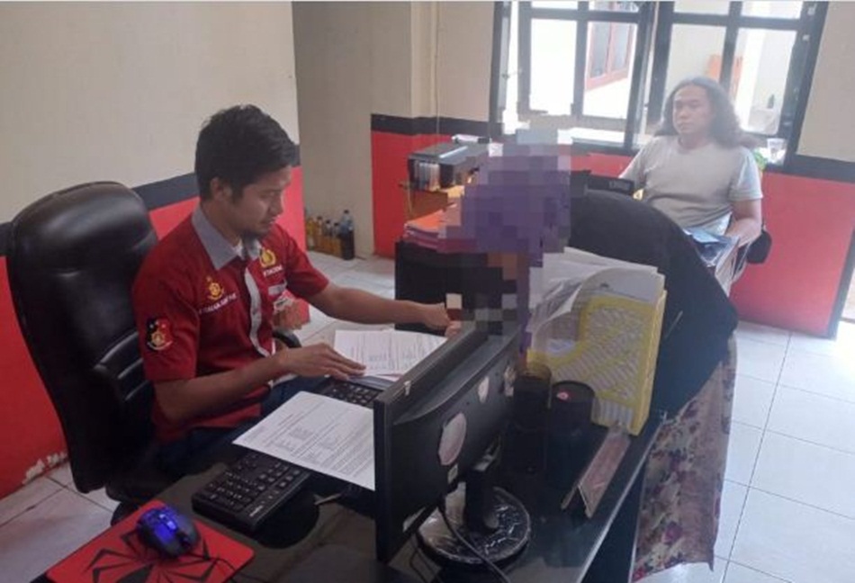 pelaku penganiyaan bernisial A saat menjalani pemeriksaan oleh aparat Kepolisian (hms-pol)