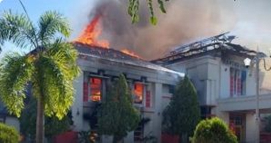 Situasi kantor Bupato Pohuwato saat dibakar massa aksi penambang lokal (Ist)